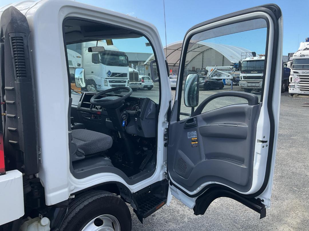 Photo '22' of Isuzu ELF Transporter