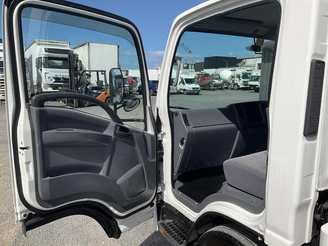 Photo '30' of Isuzu ELF Transporter