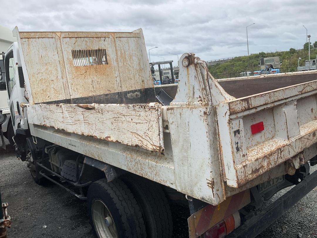 Photo '6' of Isuzu Forward FRR90-TIPPER Flat Deck Photo '6' of Isuzu Forward FRR90-TIPPER Flat Deck