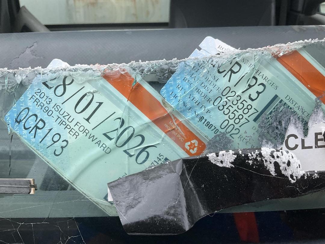 Photo '30' of Isuzu Forward FRR90-TIPPER Flat Deck Photo '30' of Isuzu Forward FRR90-TIPPER Flat Deck