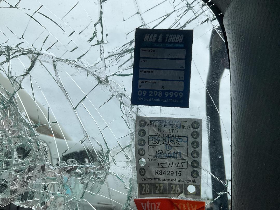 Photo '32' of Isuzu Forward FRR90-TIPPER Flat Deck Photo '32' of Isuzu Forward FRR90-TIPPER Flat Deck