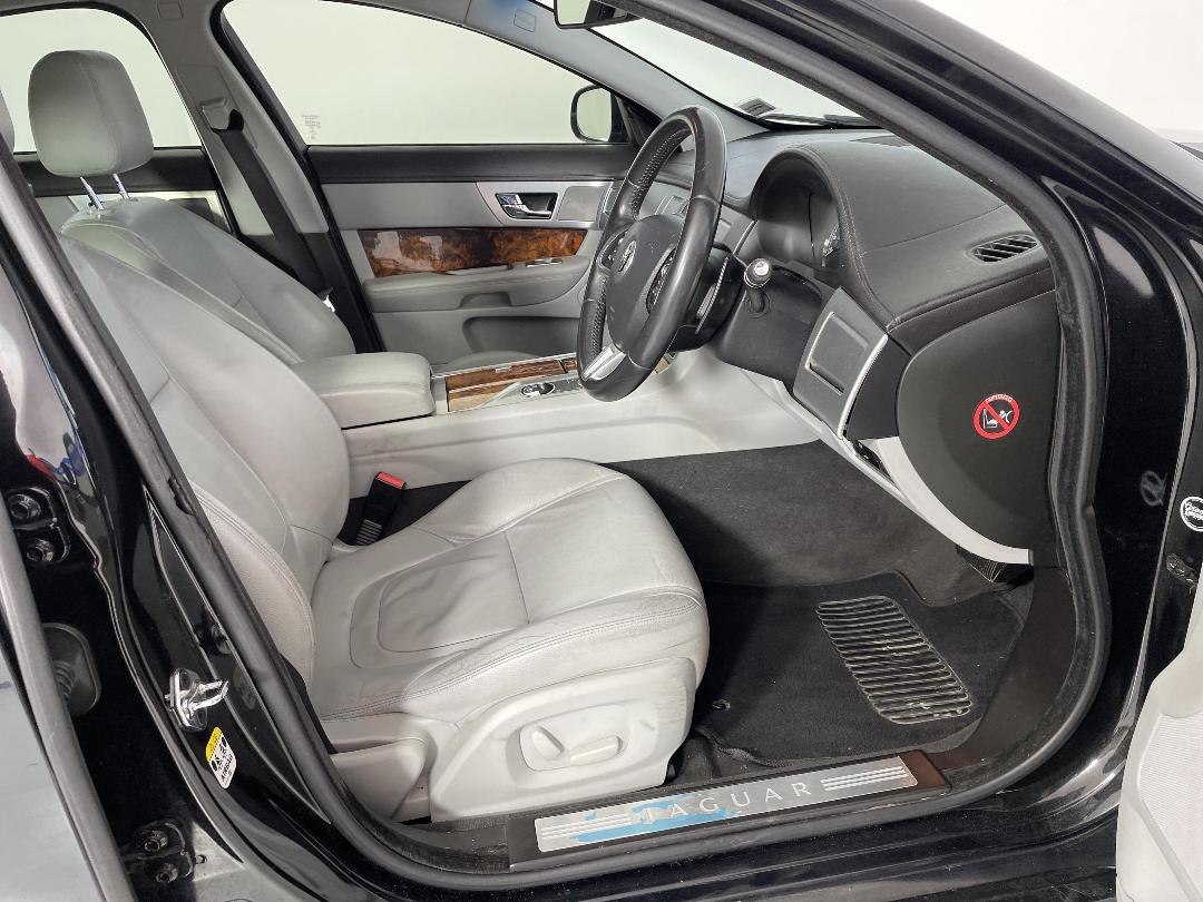 Photo '16' of Jaguar XF