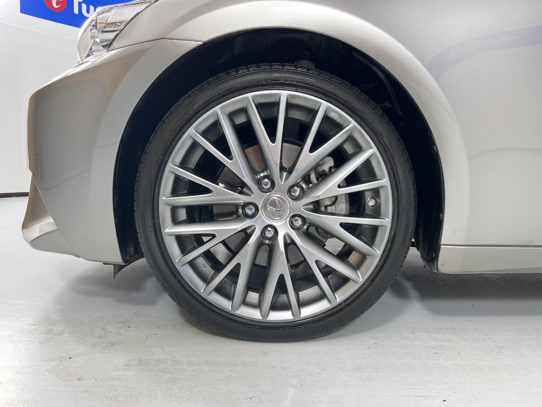 Photo '10' of Lexus IS300H