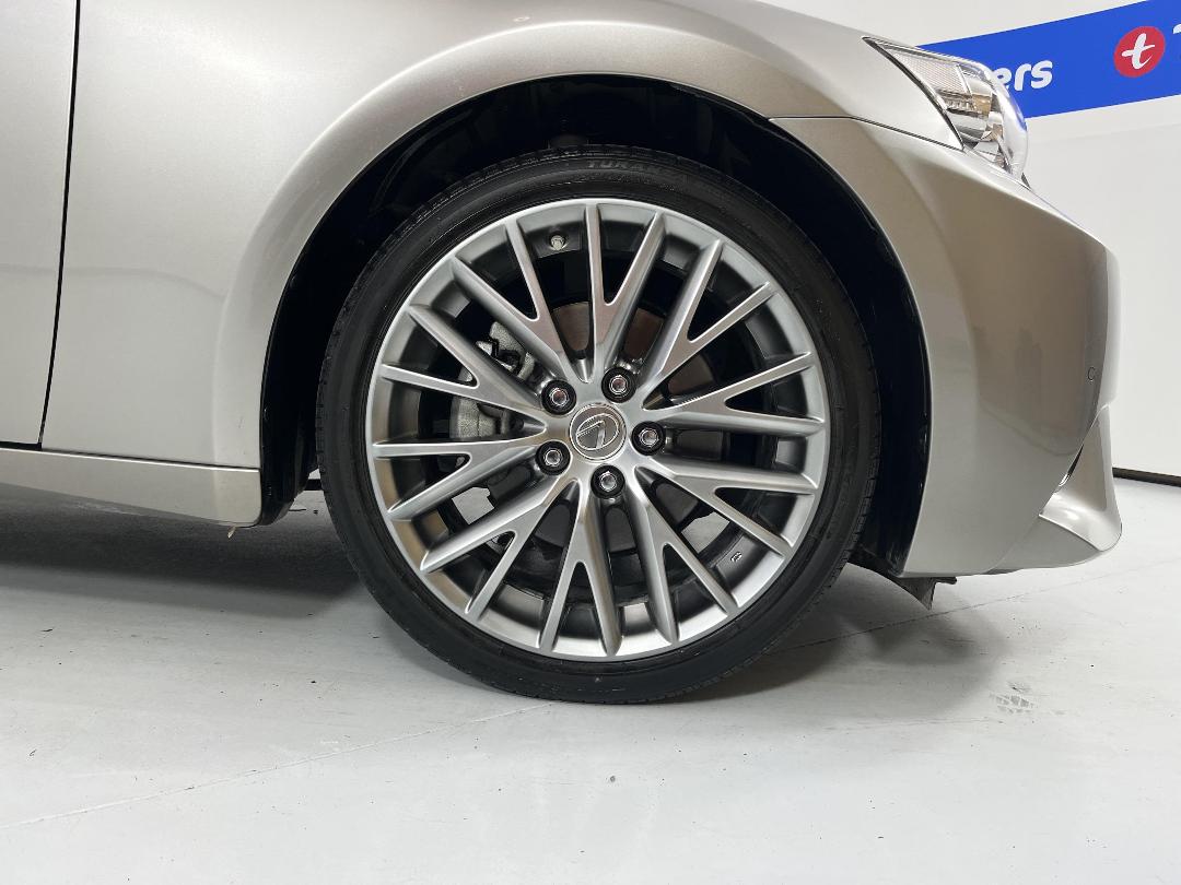 Photo '9' of Lexus IS300H