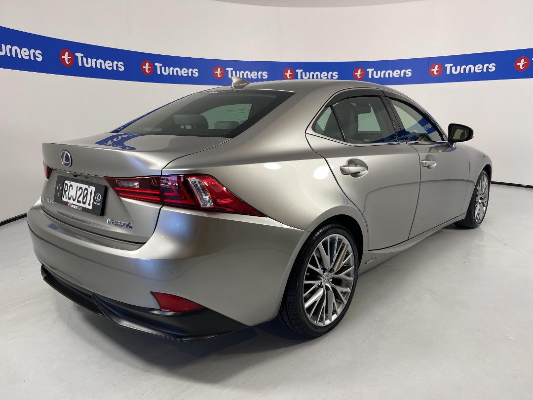 Photo '7' of Lexus IS300H