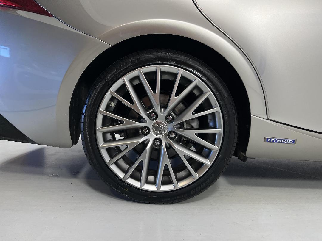 Photo '12' of Lexus IS300H