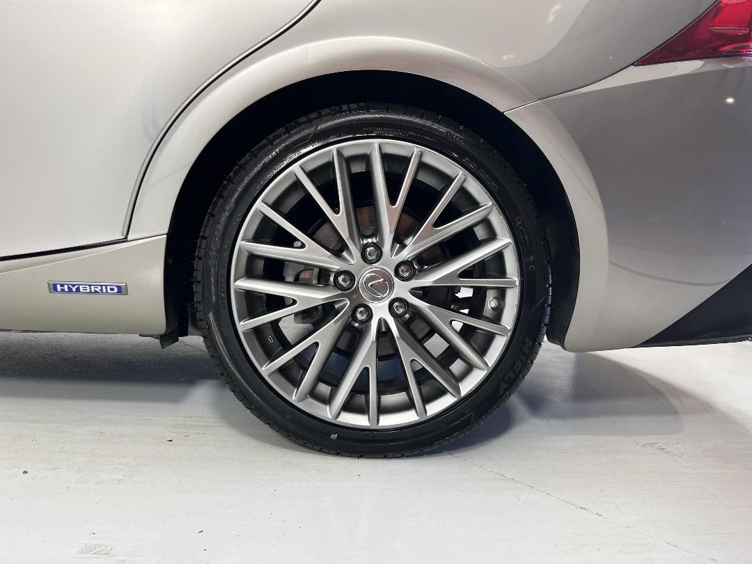 Photo '11' of Lexus IS300H