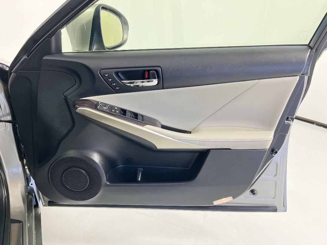 Photo '15' of Lexus IS300H