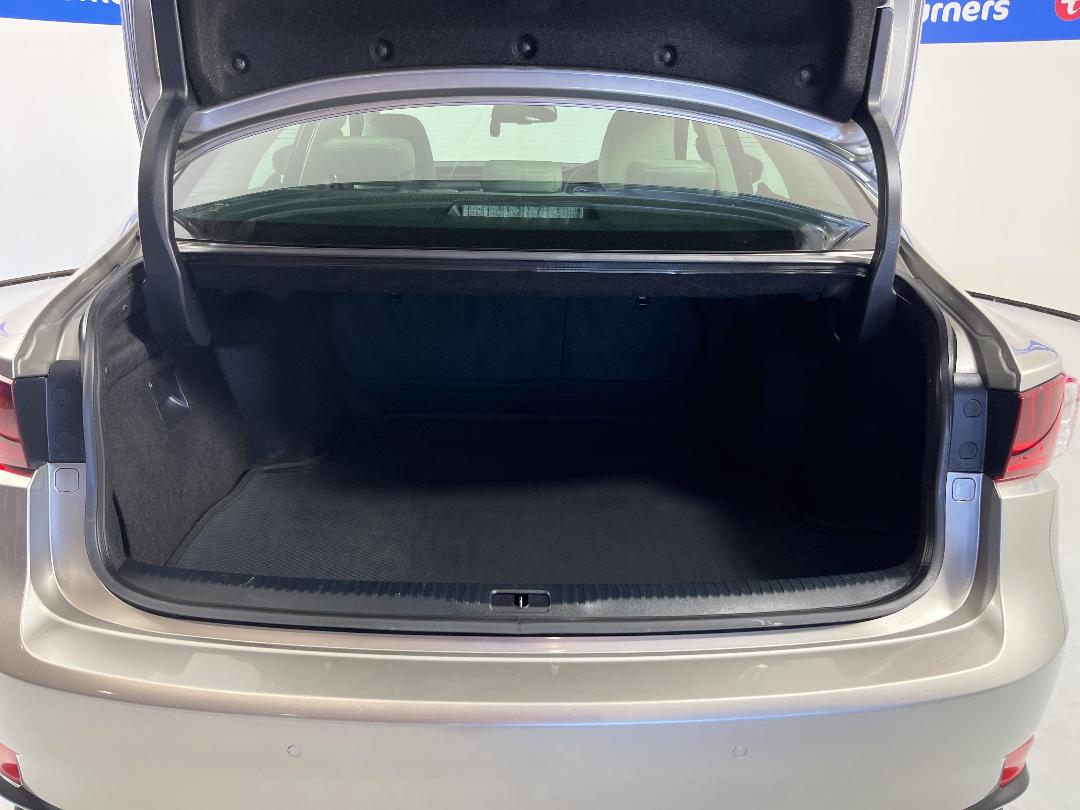 Photo '14' of Lexus IS300H