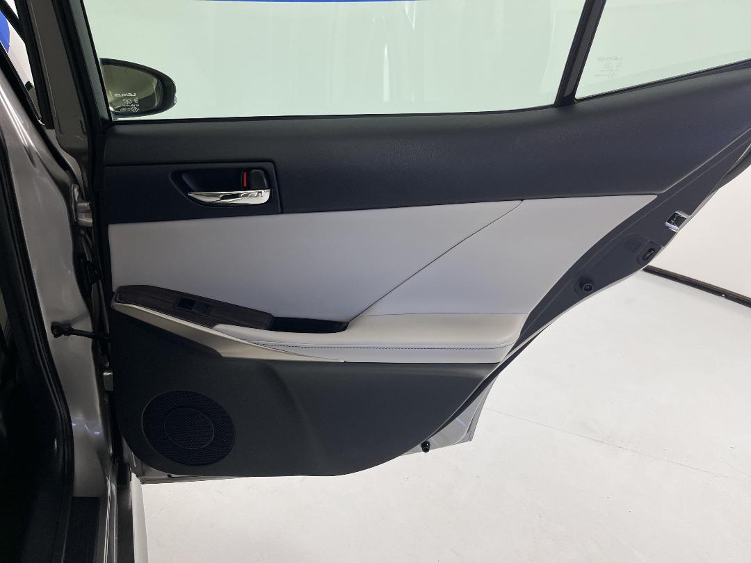 Photo '19' of Lexus IS300H