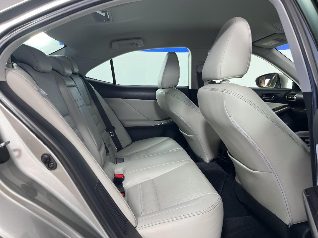 Photo '20' of Lexus IS300H