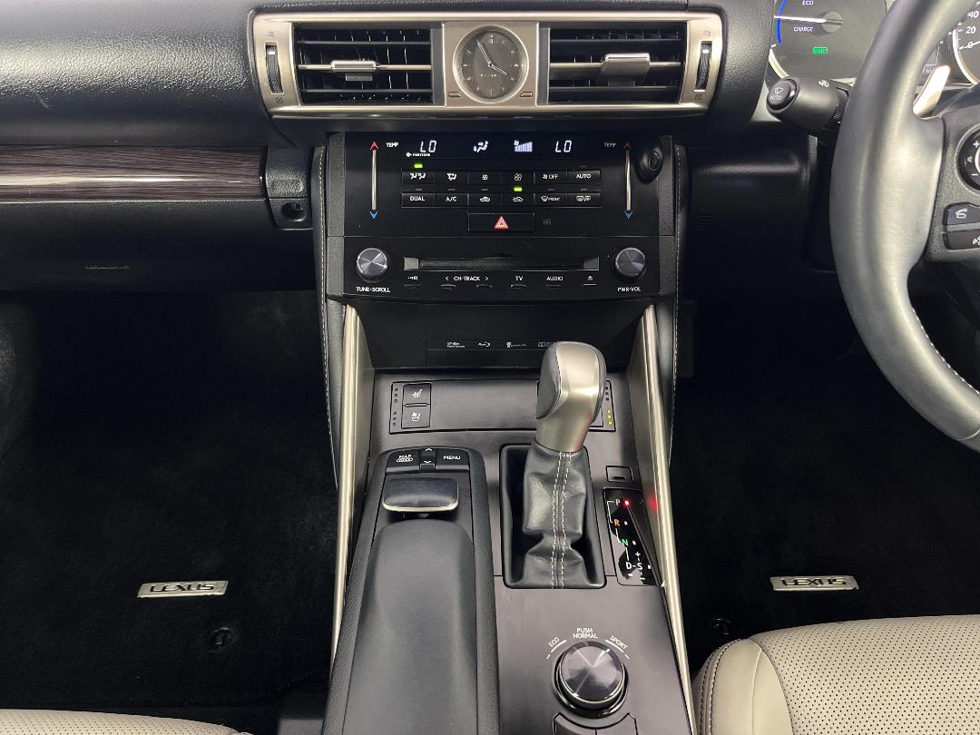 Photo '18' of Lexus IS300H