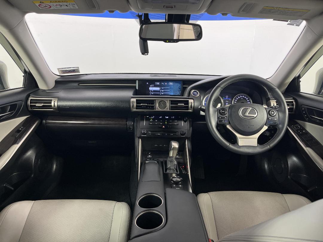 Photo '17' of Lexus IS300H