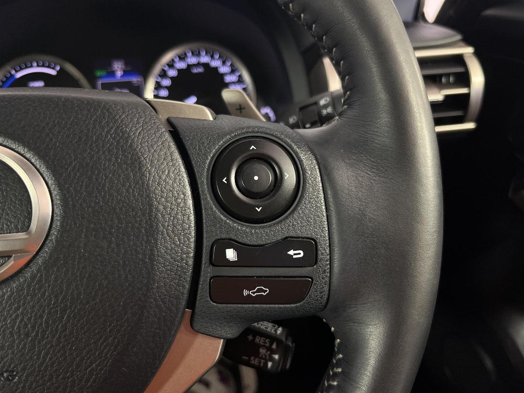 Photo '23' of Lexus IS300H