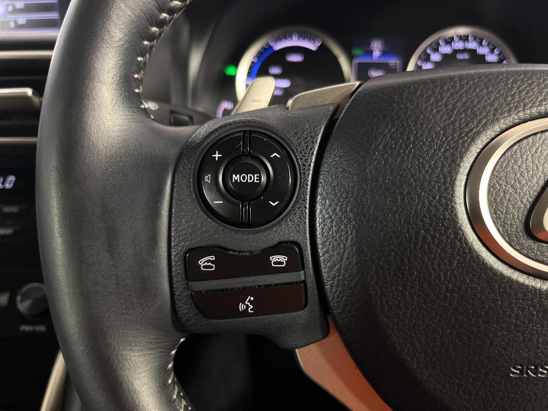 Photo '24' of Lexus IS300H