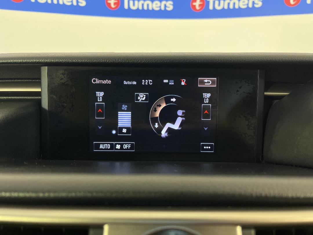 Photo '27' of Lexus IS300H