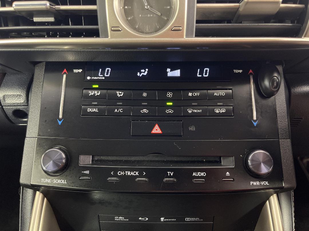 Photo '28' of Lexus IS300H