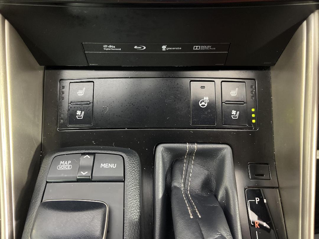 Photo '29' of Lexus IS300H