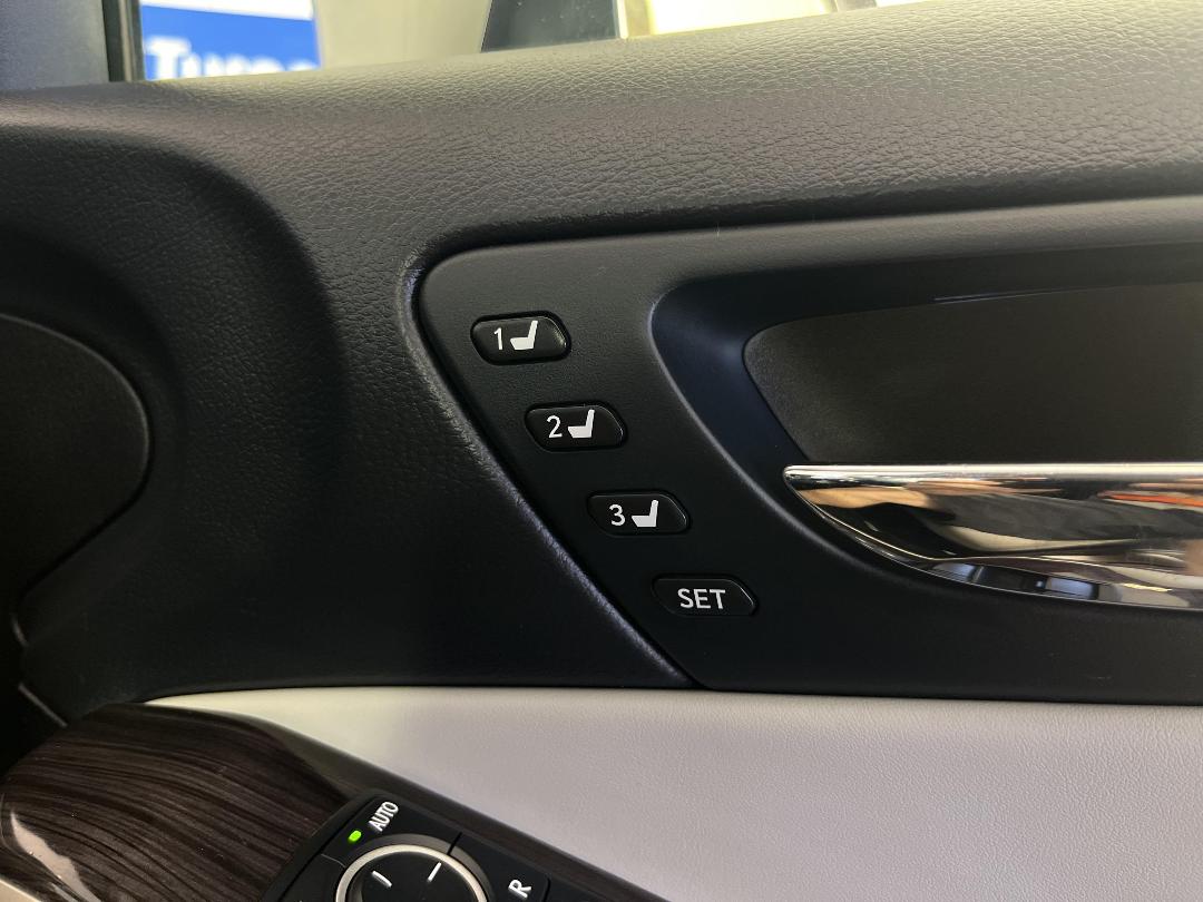 Photo '32' of Lexus IS300H