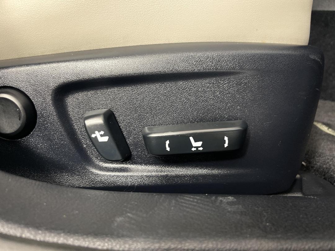 Photo '33' of Lexus IS300H