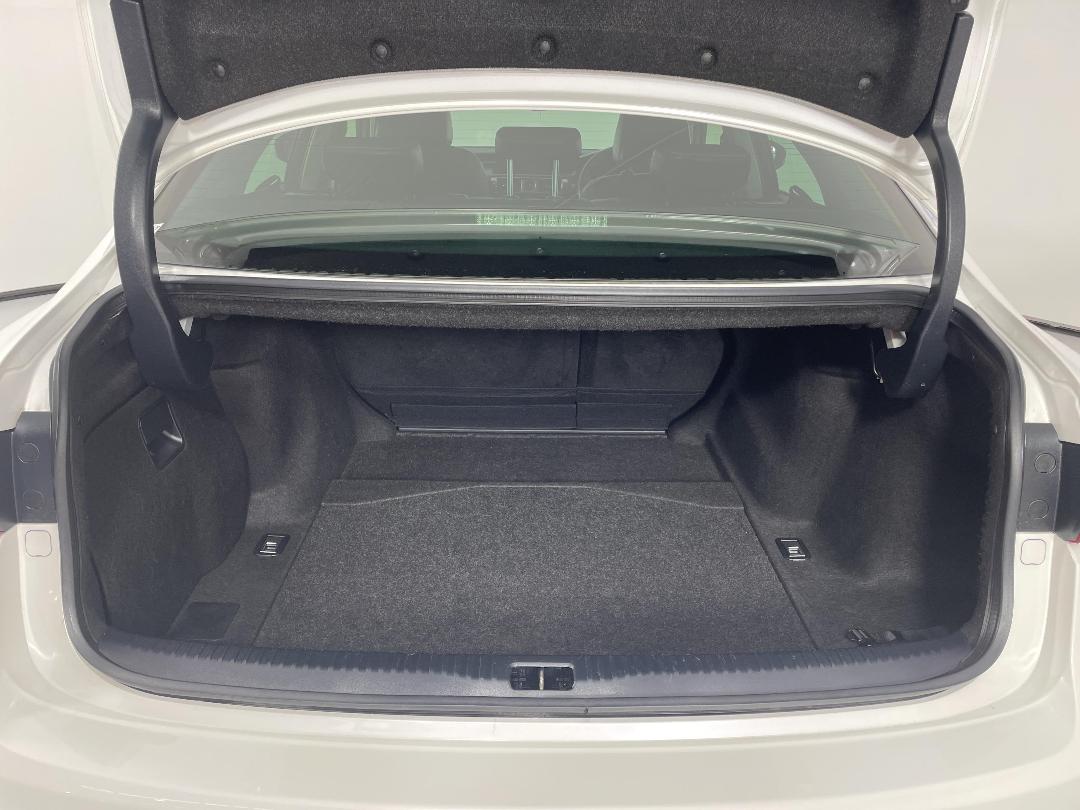 Photo '14' of Lexus IS300H