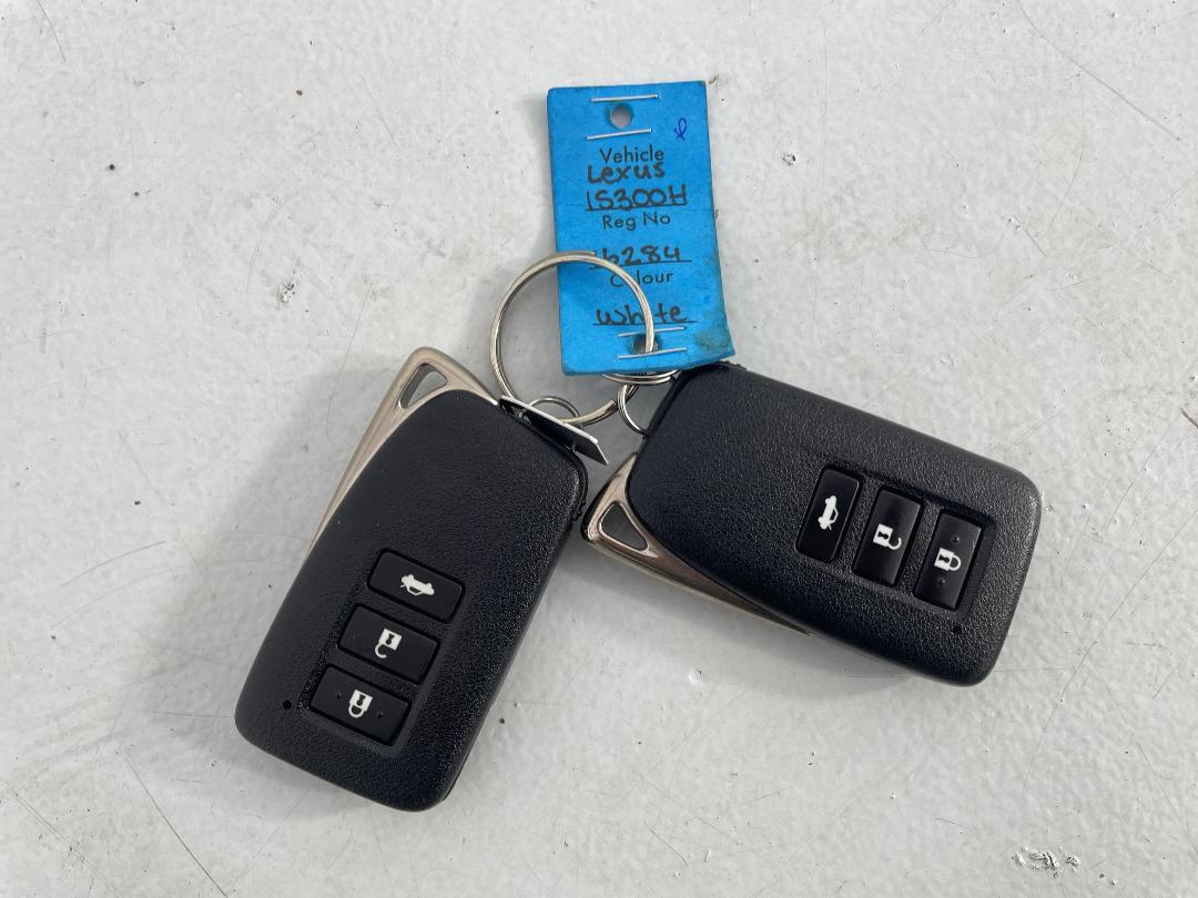 Photo '22' of Lexus IS300H