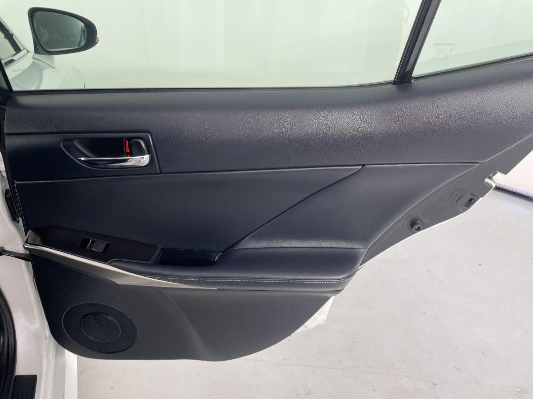 Photo '19' of Lexus IS300H