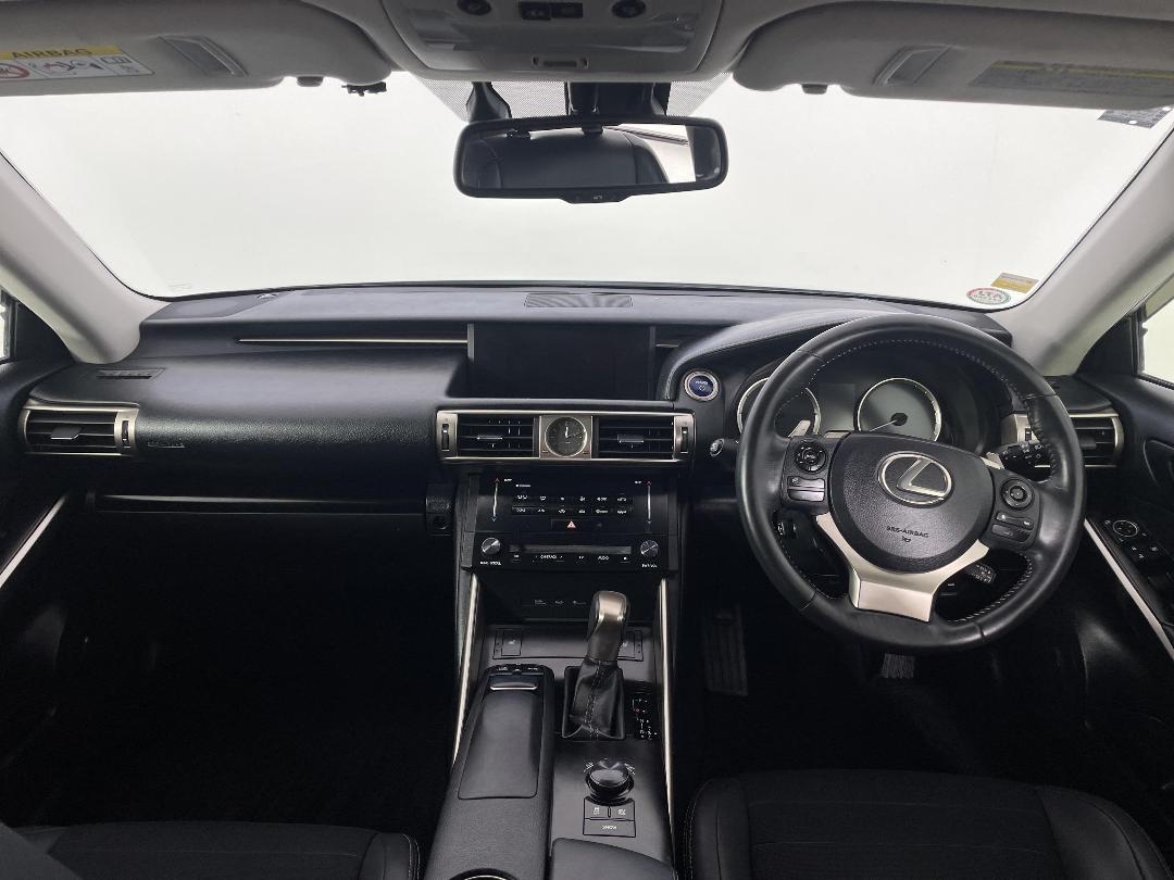 Photo '17' of Lexus IS300H