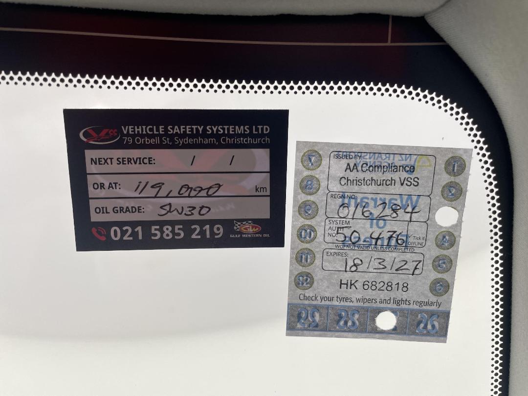 Photo '32' of Lexus IS300H