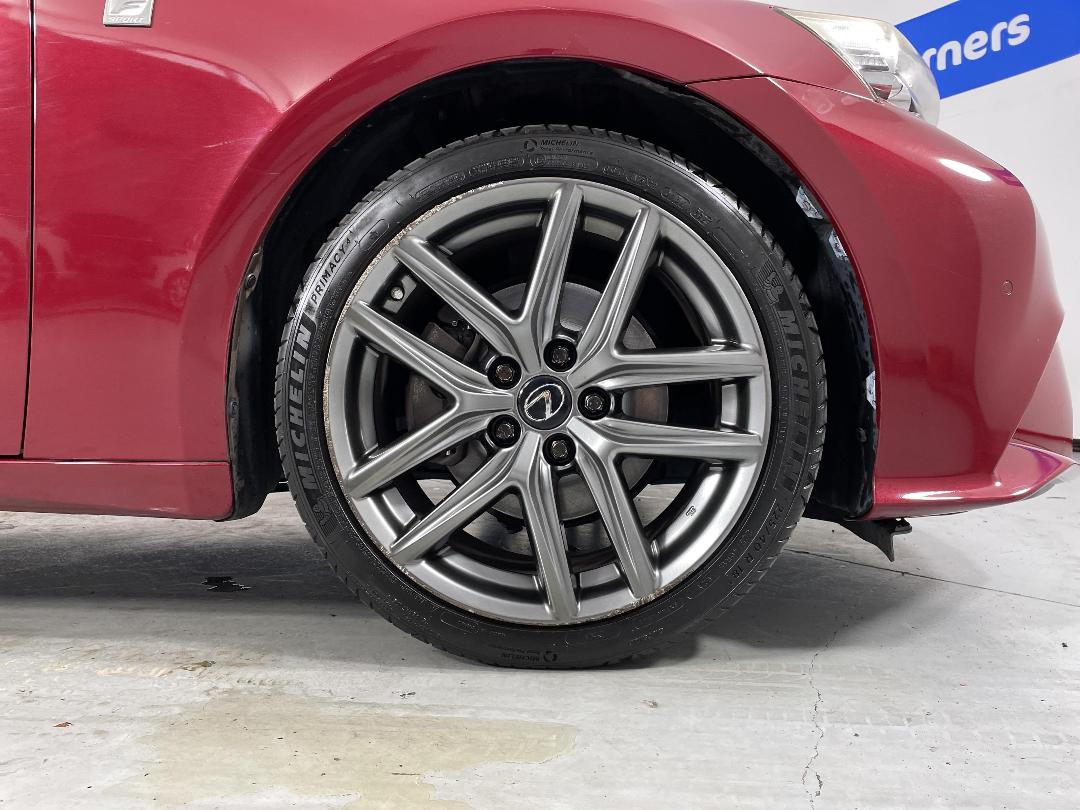 Photo '9' of Lexus IS300H Photo '9' of Lexus IS300H