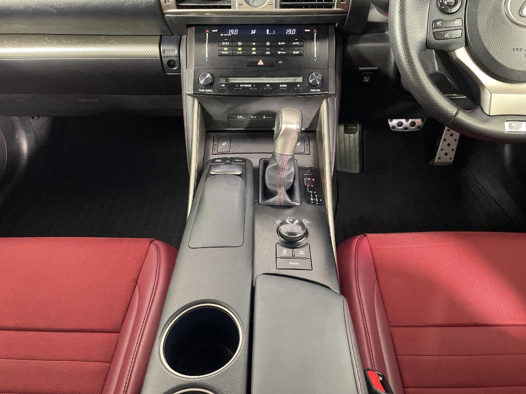 Photo '18' of Lexus IS300H Photo '18' of Lexus IS300H