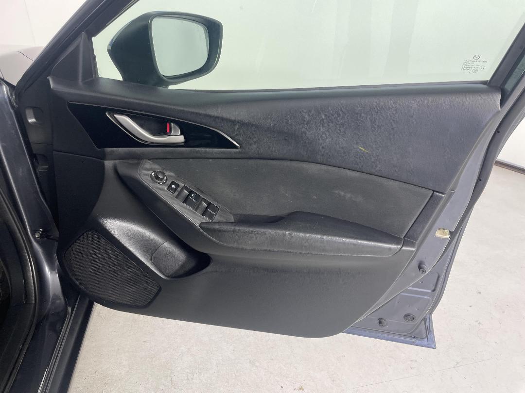 Photo '15' of Mazda Axela