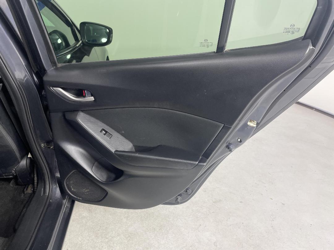 Photo '19' of Mazda Axela