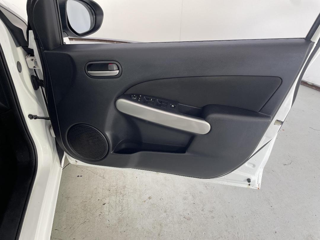 Photo '15' of Mazda Demio Photo '15' of Mazda Demio