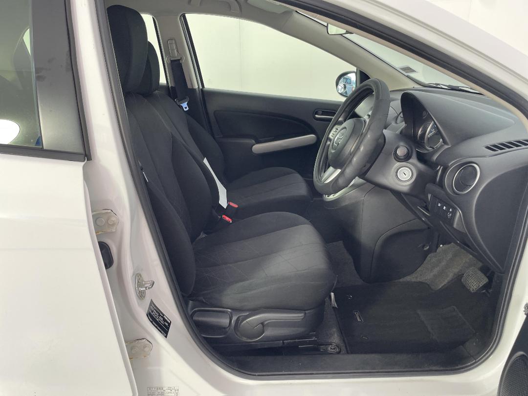 Photo '16' of Mazda Demio Photo '16' of Mazda Demio