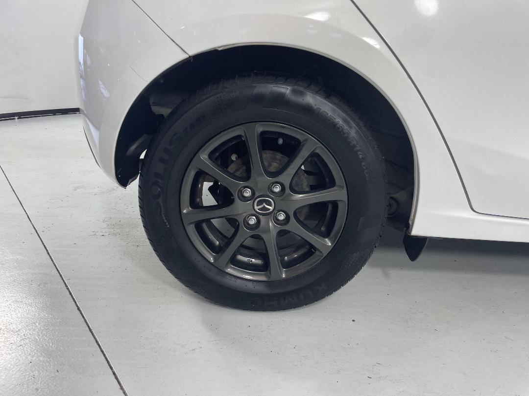 Photo '12' of Mazda Demio