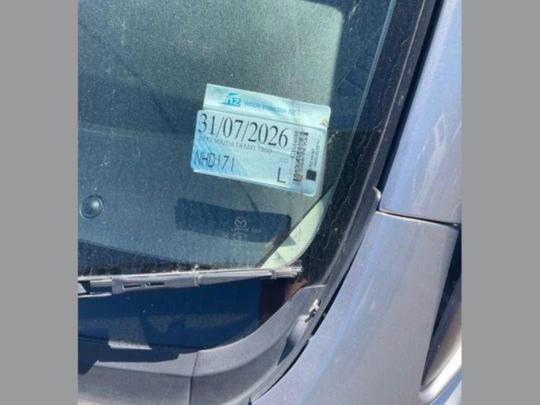 Photo '6' of Mazda Demio 1300