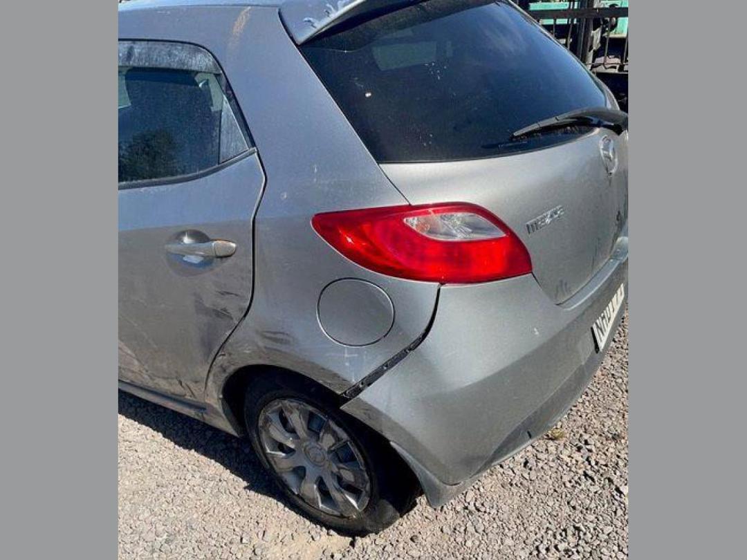 Photo '8' of Mazda Demio 1300