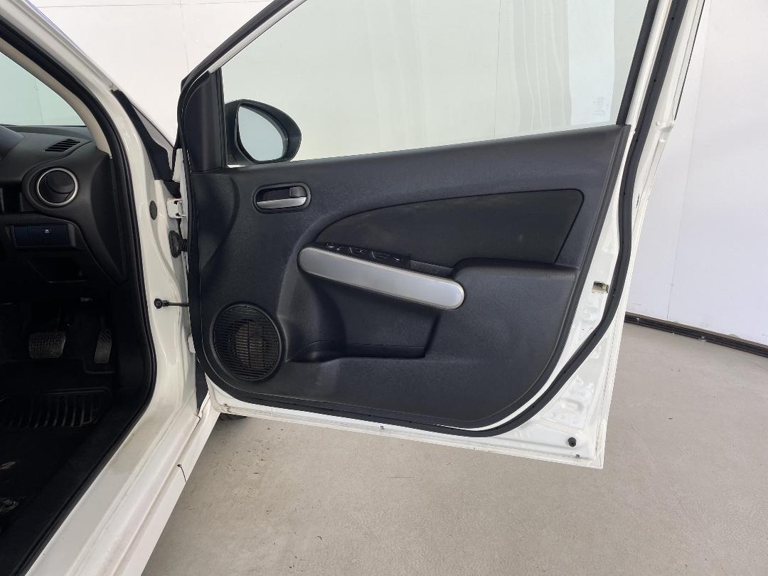 Photo '15' of Mazda Mazda2