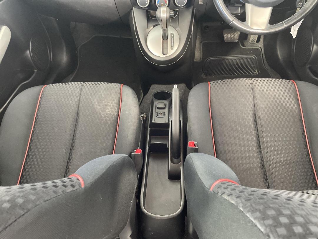 Photo '18' of Mazda Mazda2