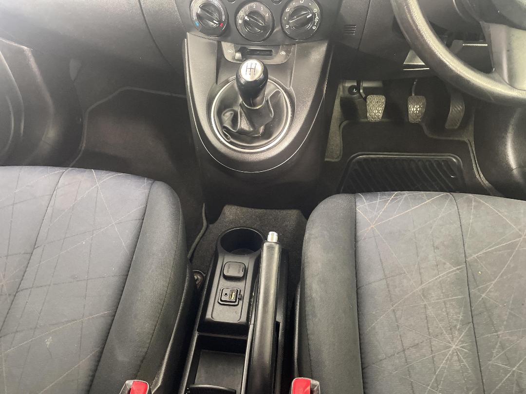 Photo '18' of Mazda Mazda2