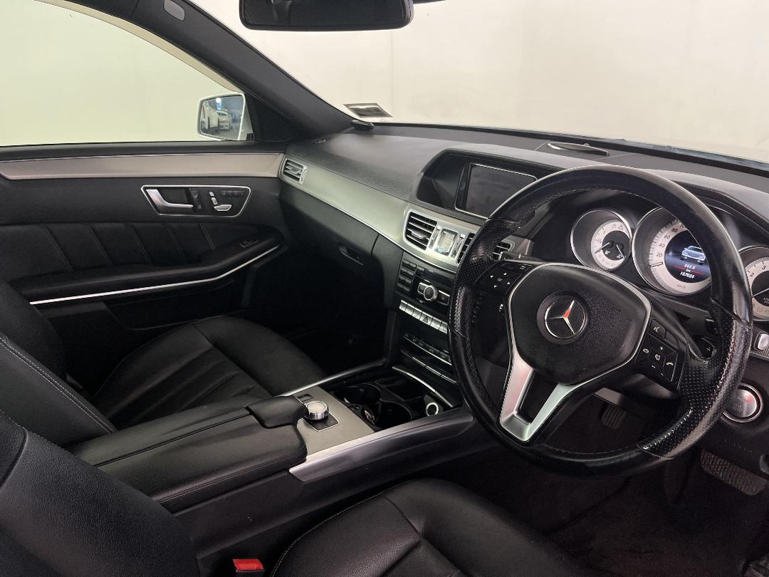 Photo '16' of Mercedes-Benz E300 Photo '16' of Mercedes-Benz E300