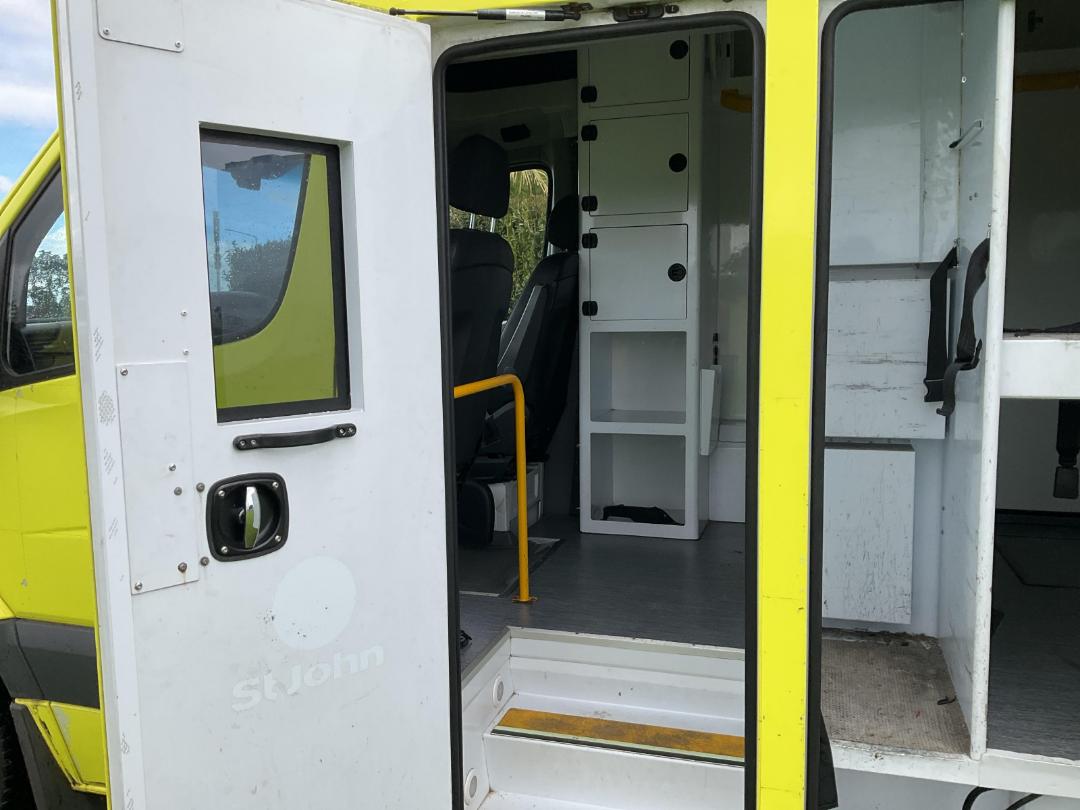 Photo '14' of Mercedes-Benz Sprinter C/C 319 CDI 3665 S Ambulance Photo '14' of Mercedes-Benz Sprinter C/C 319 CDI 3665 S Ambulance