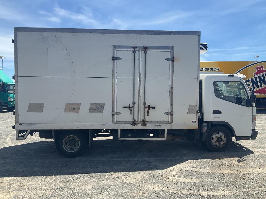 Photo '4' of Mitsubishi Fuso Canter FEB60G2 Chiller