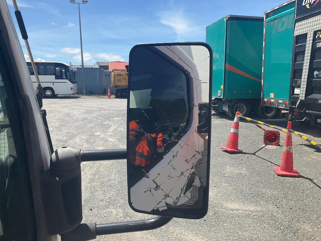 Photo '18' of Mitsubishi Fuso Canter FEB60G2 Chiller