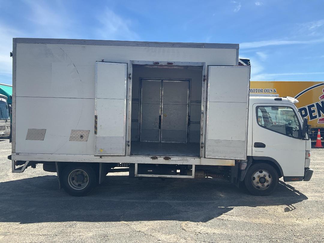 Photo '5' of Mitsubishi Fuso Canter FEB60G2 Chiller