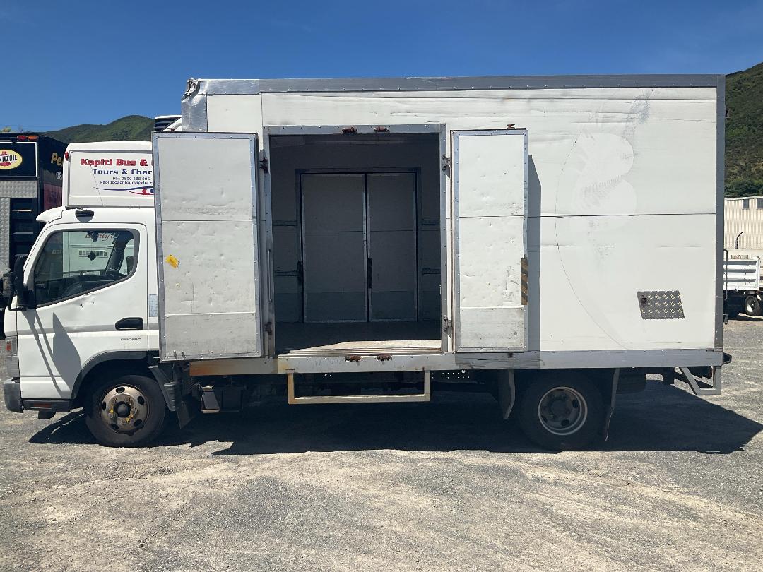 Photo '12' of Mitsubishi Fuso Canter FEB60G2 Chiller