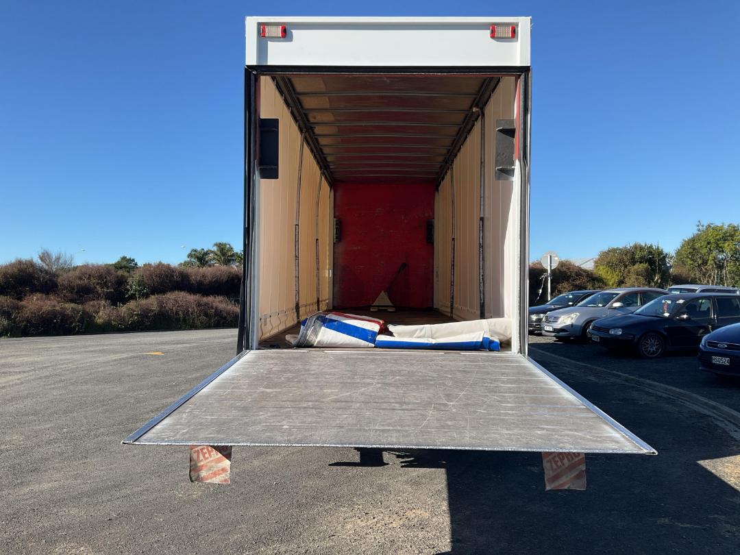 Photo '5' of Mitsubishi Fuso Fighter FU281U8 Curtainsider