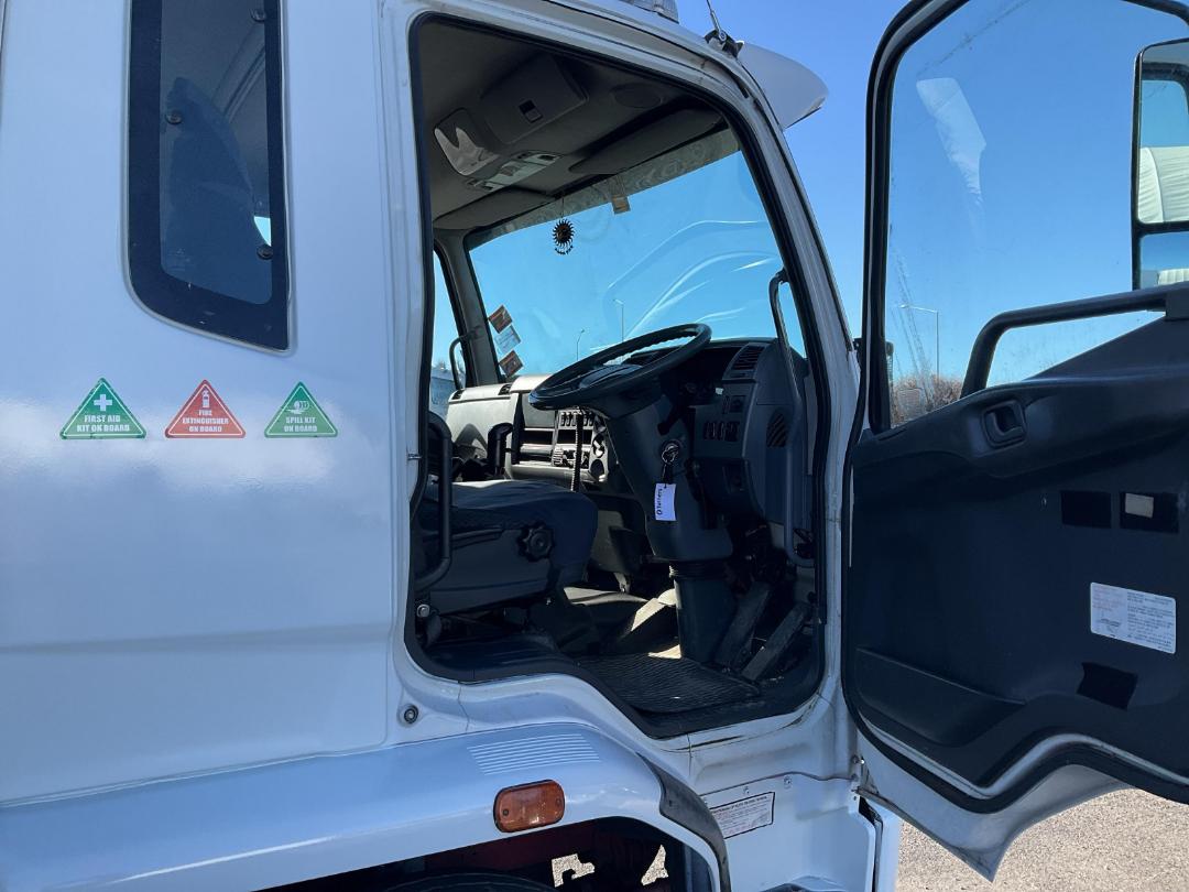 Photo '15' of Mitsubishi Fuso Fighter FU281U8 Curtainsider