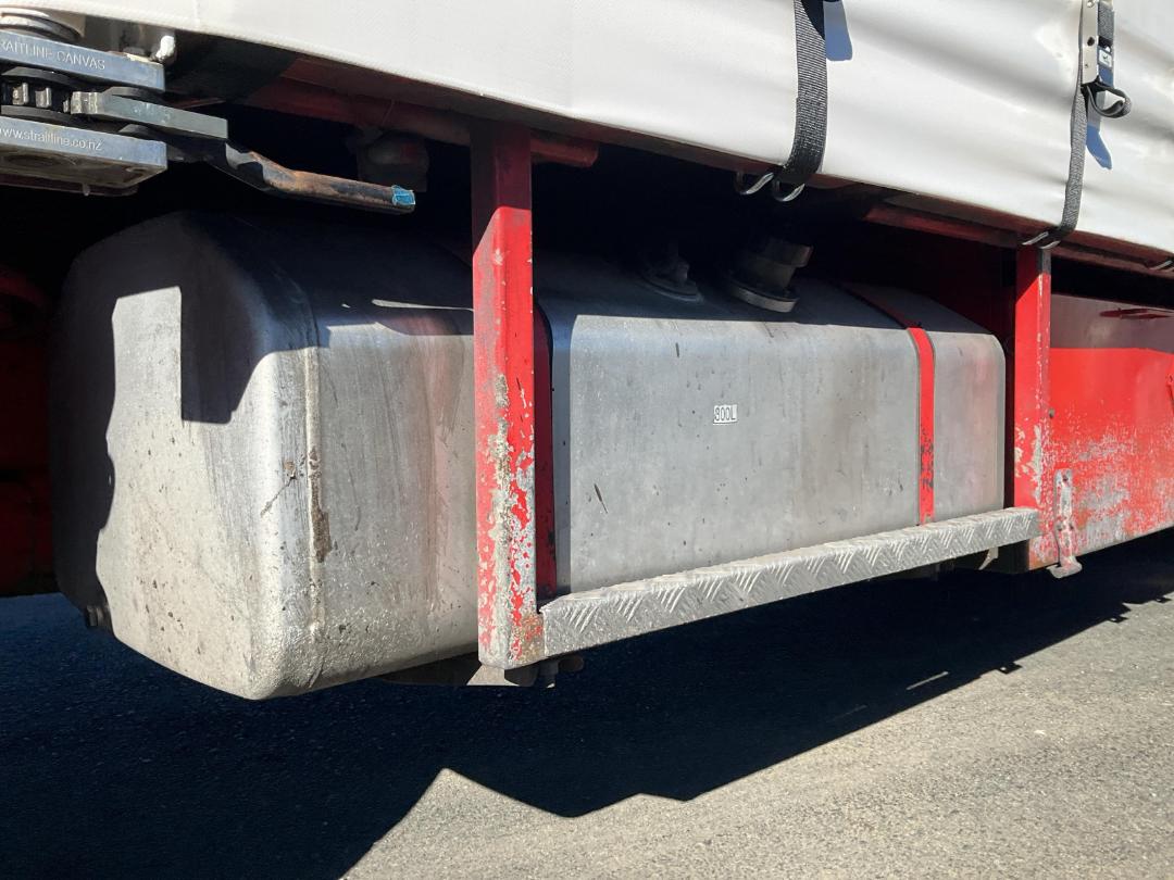 Photo '29' of Mitsubishi Fuso Fighter FU281U8 Curtainsider